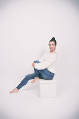 Fototapeta premium frau, leute, business, person, jeans, sitzend, isoliert, schönheit, jean, körper, leitbild, lächeln, gestalten, leger, gesicht, student, 1, atelier, lächelnd, springen