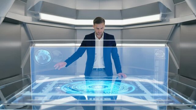 Mann steuert virtuellen Desktop &ndash; futur&auml;rer digitaler Arbeitsplatz