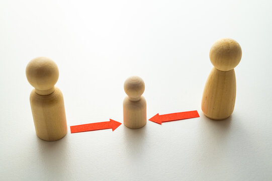 Concept of divorce and child custody dispute, expressed with wooden pieces, red arrows.