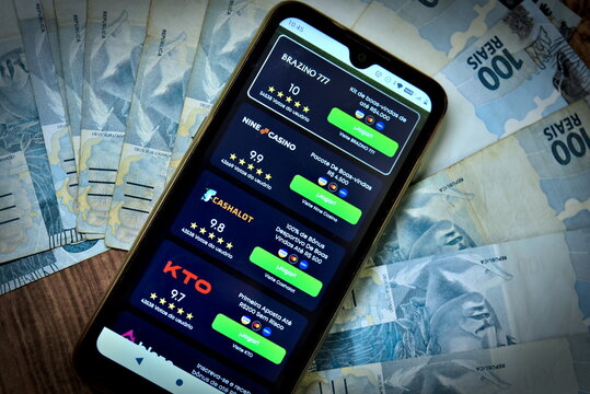 Smartphone with several online betting sites (BETS) on the screen. The Brazilian Senate approves tax increase for betting and fintech companies.