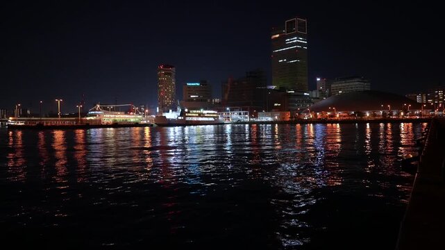 夜の高松港の映像