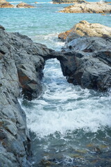 海岸に打ち寄せる波