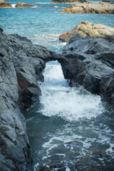 海岸に打ち寄せる波