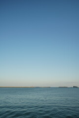 海岸から見る海と空