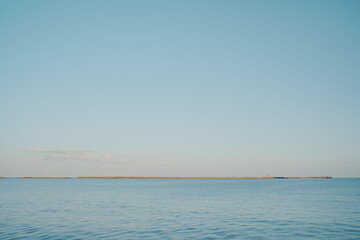 海岸から見る海と空