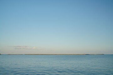 海岸から見る海と空