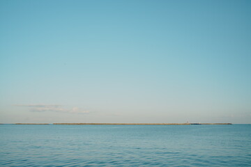 海岸から見る海と空