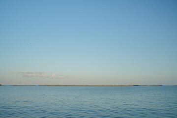 海岸から見る海と空