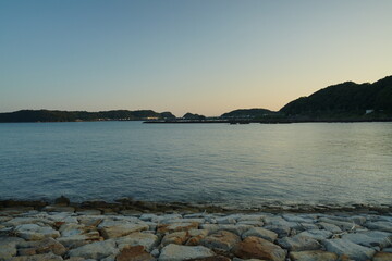 海岸から見る夕暮れ時の海
