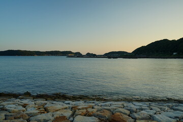 海岸から見る夕暮れ時の海