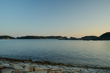 海岸から見る夕暮れ時の海