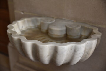 Bénitier en marbre à l'église