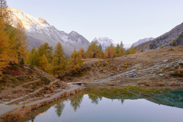 Fototapeta premium Lac Bleu Arolla in autumn