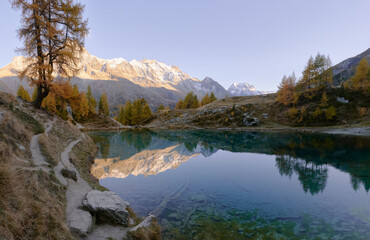 Lac Bleu Arolla in autumn