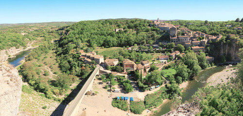 Le beau village de Balazuc au bord de la rivi&egrave;re Ard&egrave;che.