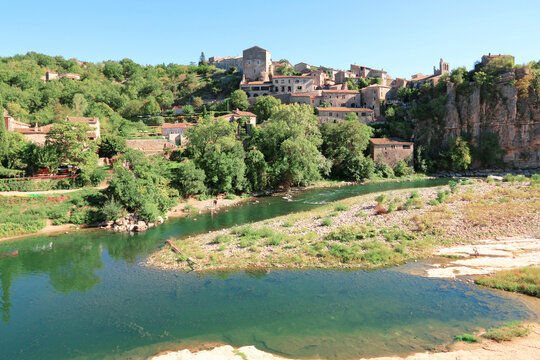 Le beau village de Balazuc au bord de la rivi&egrave;re Ard&egrave;che.