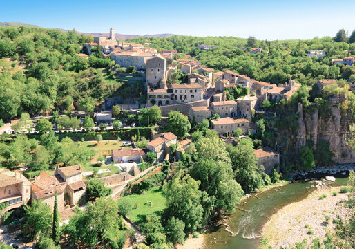 Le beau village de Balazuc au bord de la rivi&egrave;re Ard&egrave;che.