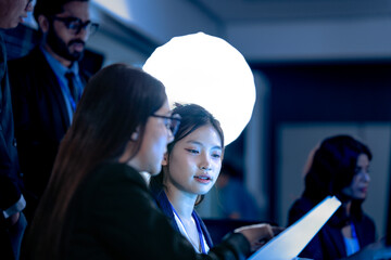 Briefing future AI insights. Lead analyst points out predictive patterns AI generated report chart team discusses strategic implications real time data streams flow screens background.