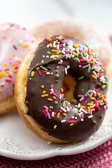 カラフルなトッピングが映えるチョコレートドーナツとスイーツ盛り合わせのアップ