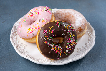 チョコといちごのドーナツが並ぶ華やかなスイーツプレート