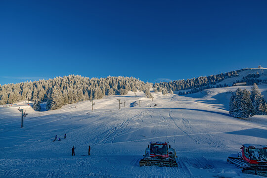 Premi&egrave;re neige de la saison 2025-2026 au Semnoz, Haute-Savoie, France, Europe.