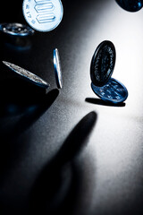 小銭が落ちる動きのある通貨コンセプト