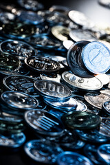 反射光が彩るコインの集合構図