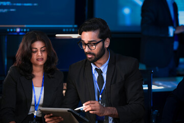 During a large strategy summit, an Indian manager asks about AI-driven digital transformation. The diverse team discusses sustainable ESG goals and future tech.