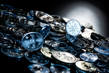 落下するコインと日本円の集合