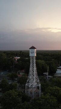 El Reloj de Montecristi, ubicado en el Parque Duarte de la ciudad de San Fernando de Montecristi, es uno de los m&aacute;s viejos y emblem&aacute;ticos de la Rep&uacute;blica Dominicana.