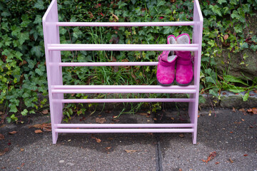 High angle view of pink children shoe rack give away standing outdoors at sidewalk at Swiss city of Z&uuml;rich on an autumn day. Photo taken November 30th, 2025, Zurich, Switzerland.