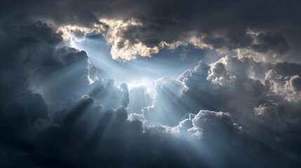 Obraz premium Dramatic clouds and sunlight beams fill the sky during sunset