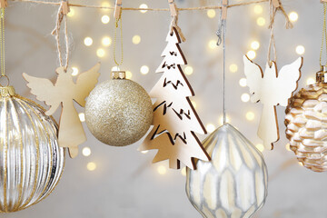 Obraz premium Beautiful Christmas decor hanging on string against blurred lights, closeup