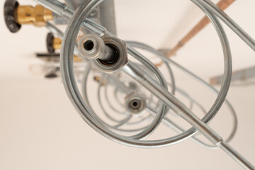 Espirales de sistemas de ox&iacute;geno en hospital, desenfoque selectivo, proporci&oacute;n aurea