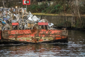 Altmetal Transport auf dem Spreekanal