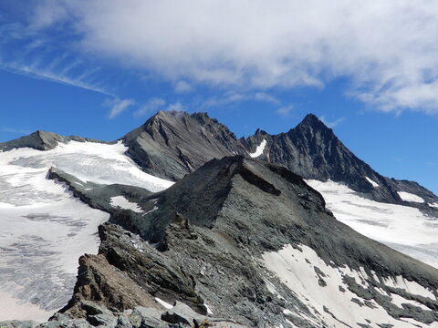 in der Bildmitte vorne der Gramul 3276,..dahinter der Gro&szlig;glockner 3798m mit der Glocknerwand und der Hoffmannspitze 3722m