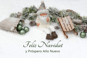 Tarjeta navideña: Felicitación navideña con adornos navideños, Papá Noel, un trineo y ramas de...