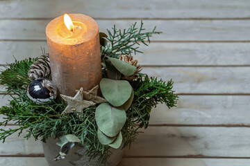 Adventsgesteck mit einer Kerze