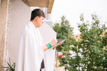 Obraz premium Man on balcony developing entrepreneurial ideas with notes and sketches