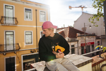 Obraz premium Urban scene featuring singersongwriter with guitar and small dog