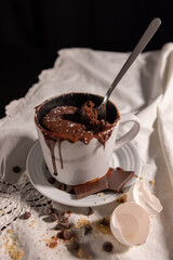 Gâteau dans une tasse avec dégât, intérieur, vertical