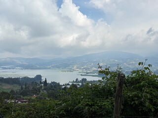 Vista desde la monta&ntilde;a con lago y naturaleza