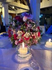 Ramo de novia en mesa con velas 