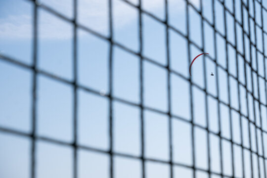 Personas volando en parapente, Lima, Peru.