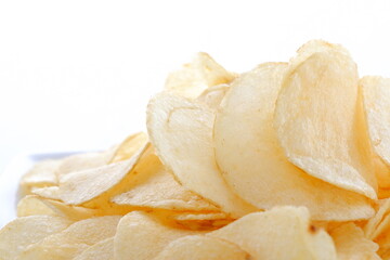 ポテトチップス - お皿に山盛りのポテトチップス
