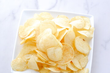 ポテトチップス - お皿に山盛りのポテトチップス
