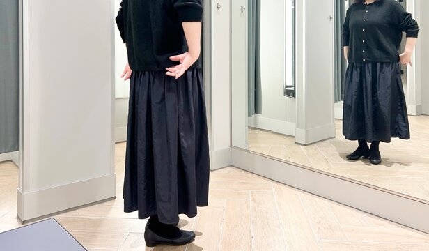 若い女性は試着室で試着している