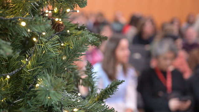 albero di natale in una sala meeting