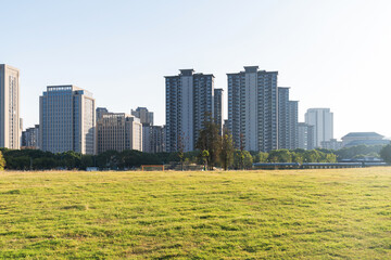 Obraz premium spring park and modern city