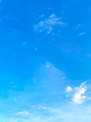 Cielo azul degradado.